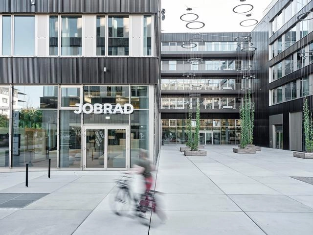 Ein Mann schiebt sein Fahrrad vom JobRad Campus